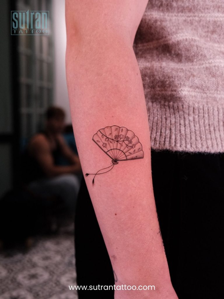 Top Cute And Cool Mini Hand Tattoo Ideas — image 1