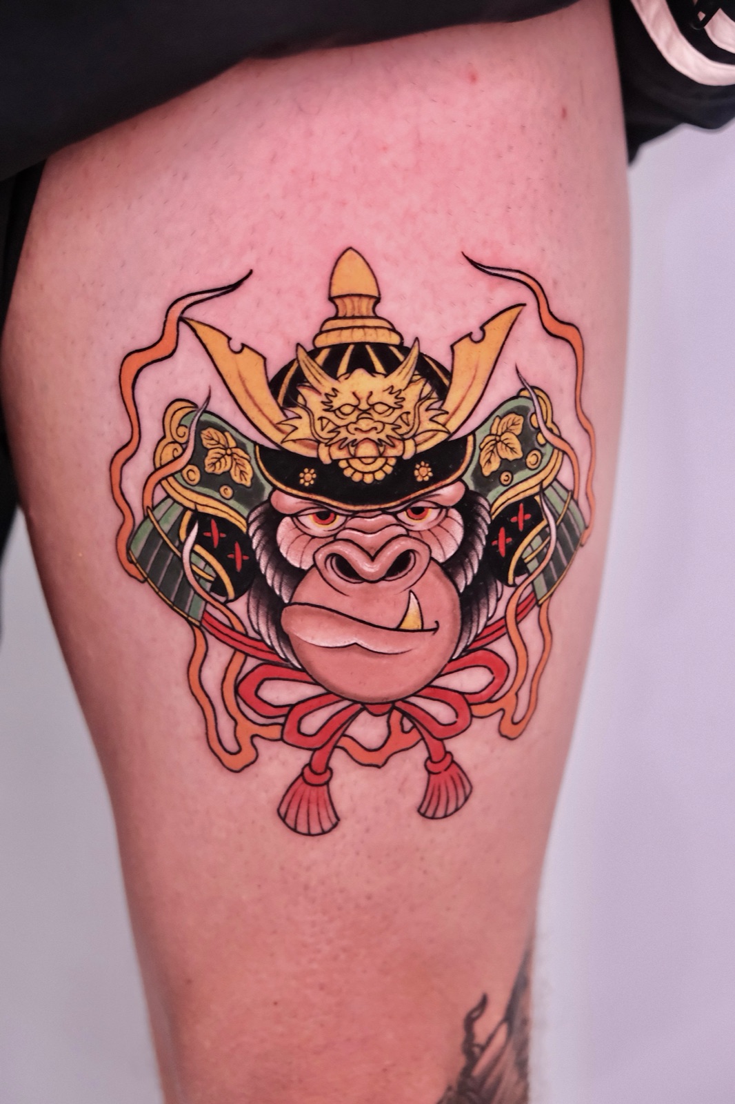 Hình xăm khỉ đột đeo mặt nạ samurai với mảng mực đậm phủ kín đùi